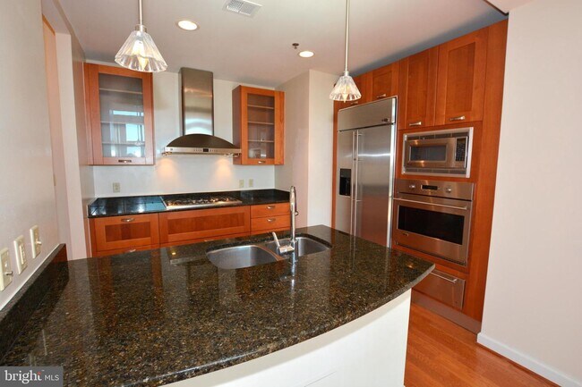 Building Photo - 5750 Bou Ave