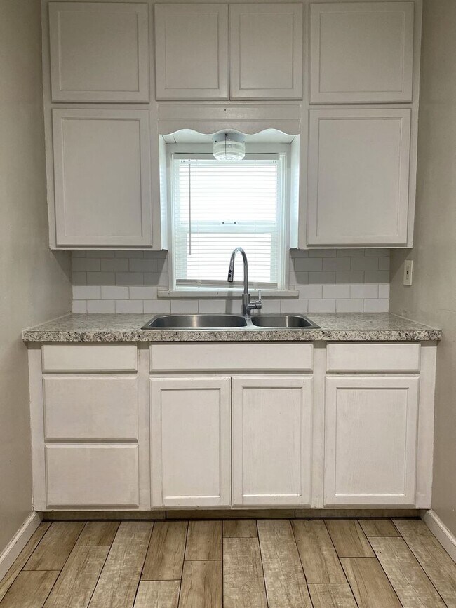 Building Photo - 818w.21s