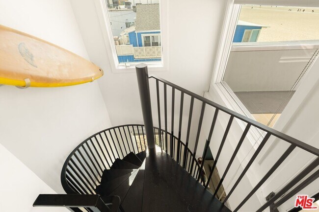 Building Photo - 6419 Ocean Front Walk