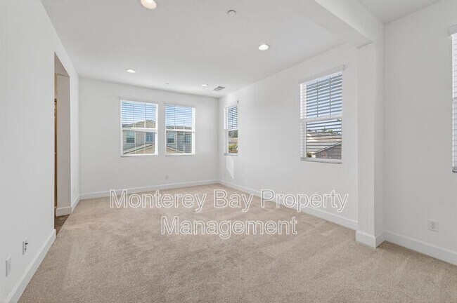 Building Photo - 480 Palisade Dr