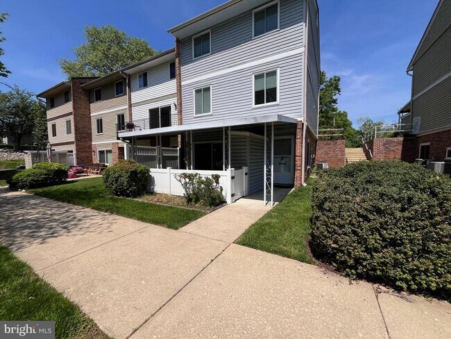 Building Photo - 15012 Eardley Ct