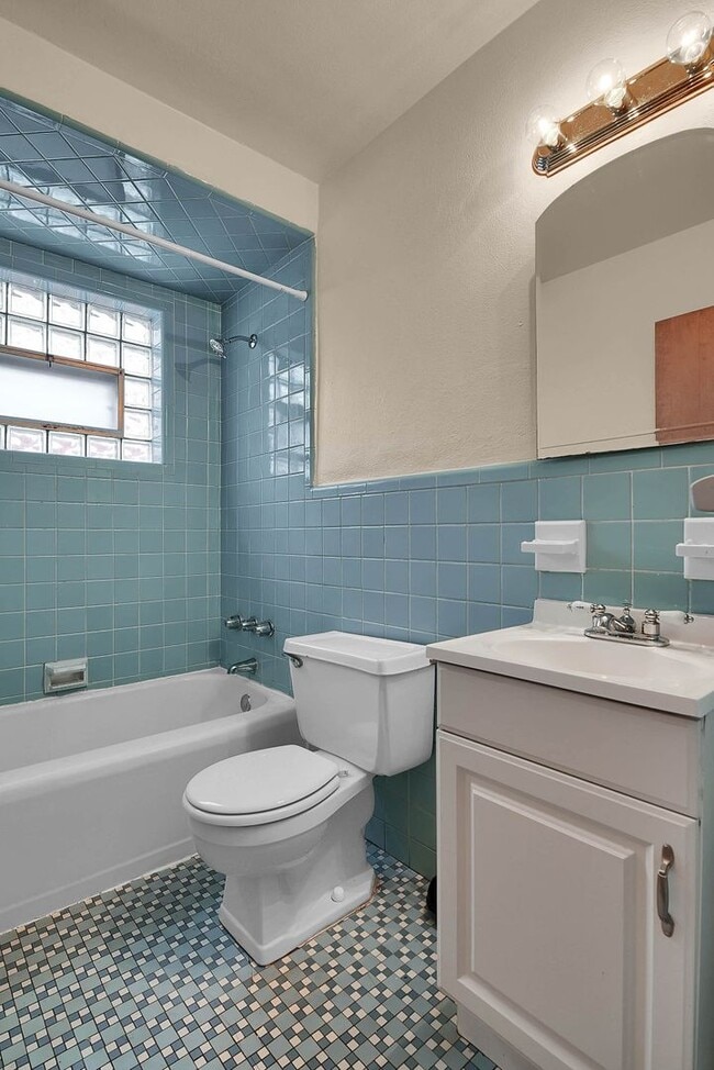 Building Photo - Quaint 2 bedroom home in University City.