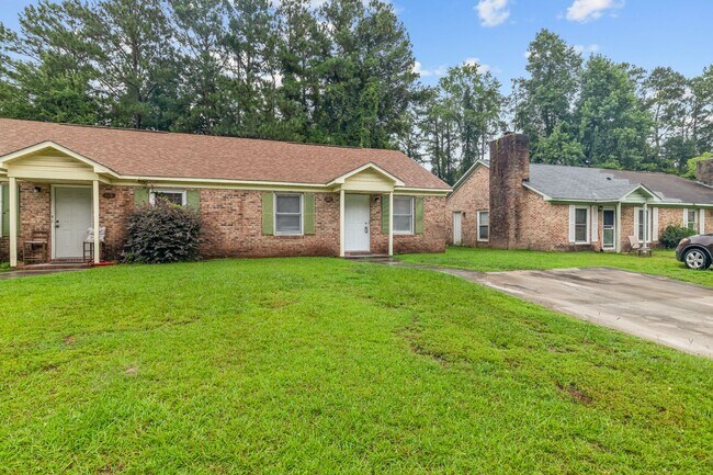 Building Photo - 2 Bedroom 1 Bathroom Duplex