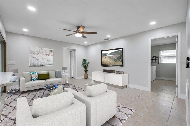 Building Photo - 8789 Maplewood Rd