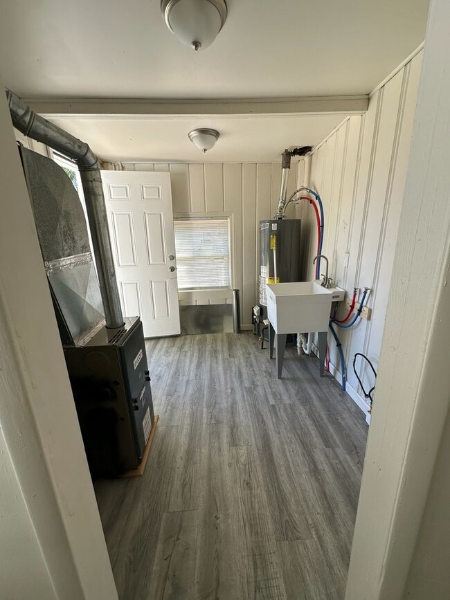 Building Photo - Renovated 2 bedroom / 1 bath house with 2 car garage