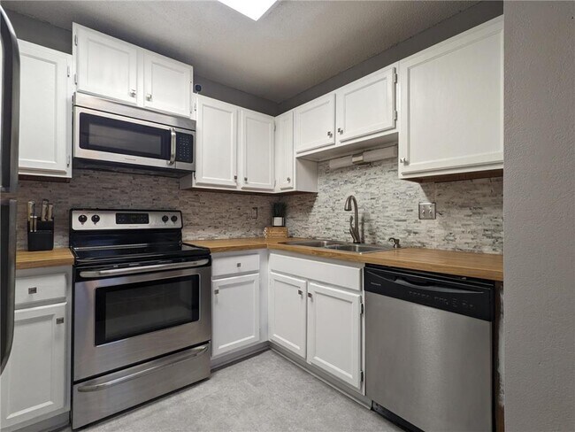 Building Photo - 1205 63rd Ln