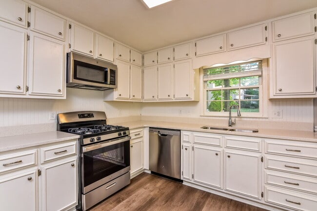 Building Photo - 1569 Cherry Hill Ln SW