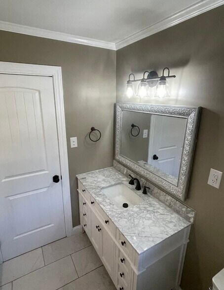 Building Photo - 1742 Beaumont Dr