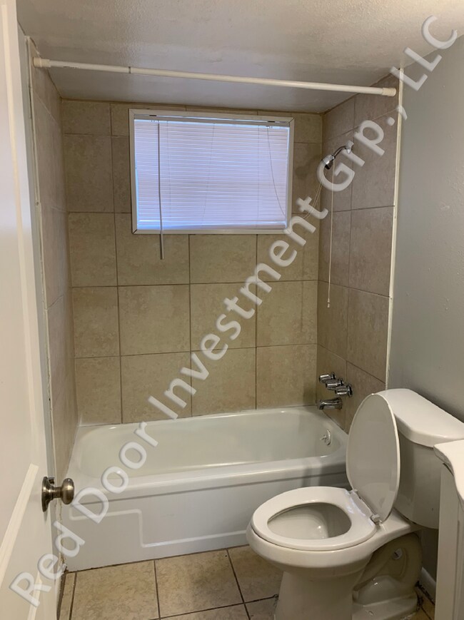 Building Photo - Spacious 1/1 1st Floor Condo - minutes fro...