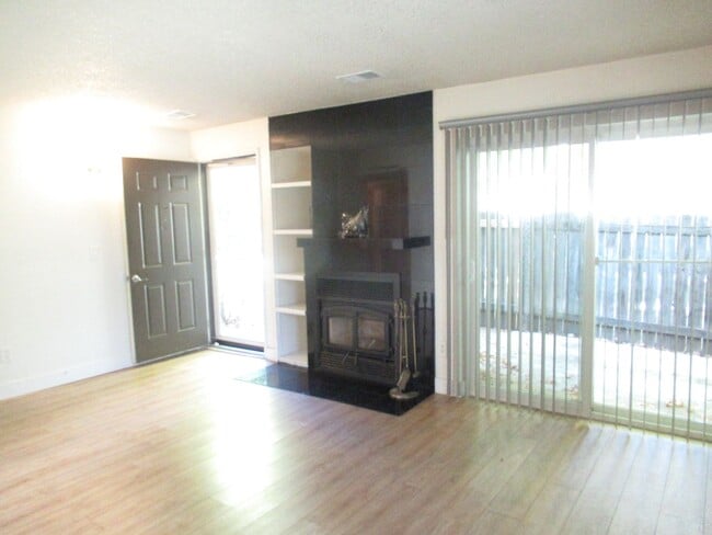 Building Photo - Adorable main floor 1 bed unit