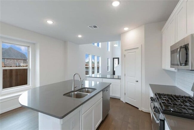 Building Photo - 205 Rosebush Dr