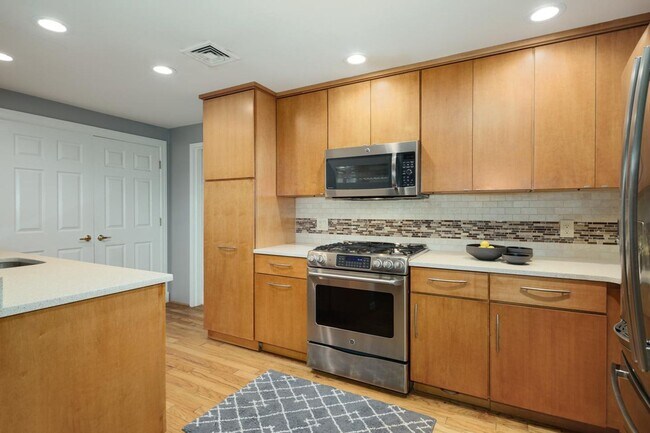Building Photo - Two Bedroom Fitler Square Condo