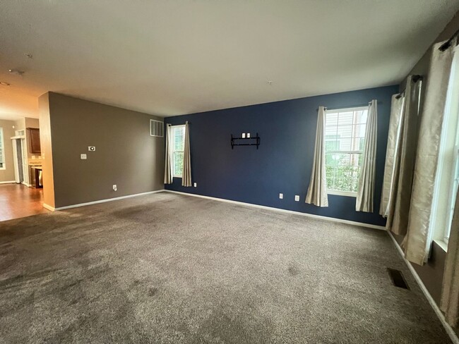 Building Photo - Amazing 3 BR/2 Full BA & 2 Half BA EOG Tow...