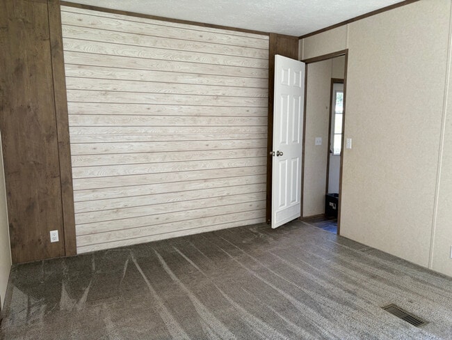 Building Photo - 208 Daily Rd