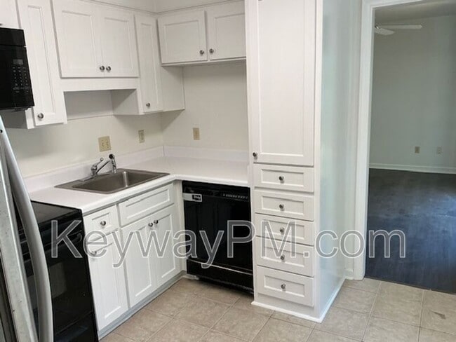 Building Photo - 3204 N Wimbledon Dr