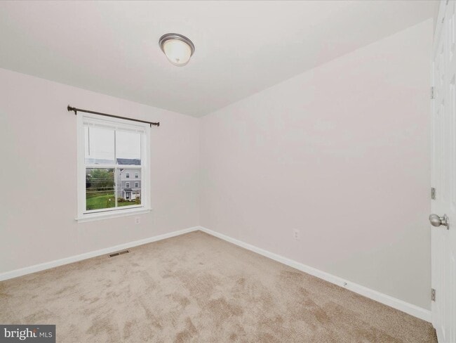 Building Photo - THREE LEVEL TOWN HOUSE IN KELLERTON