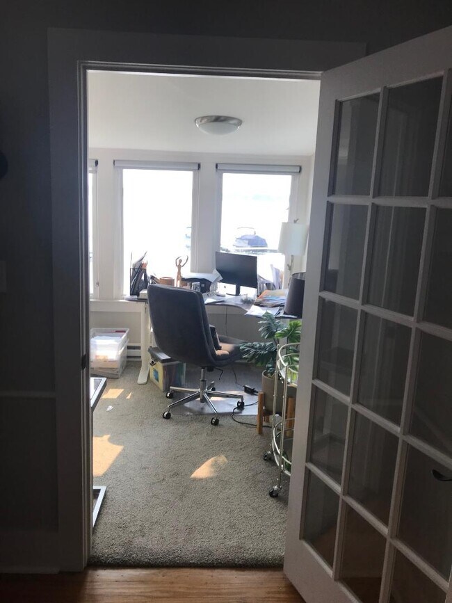 Building Photo - 581 E Shore Dr