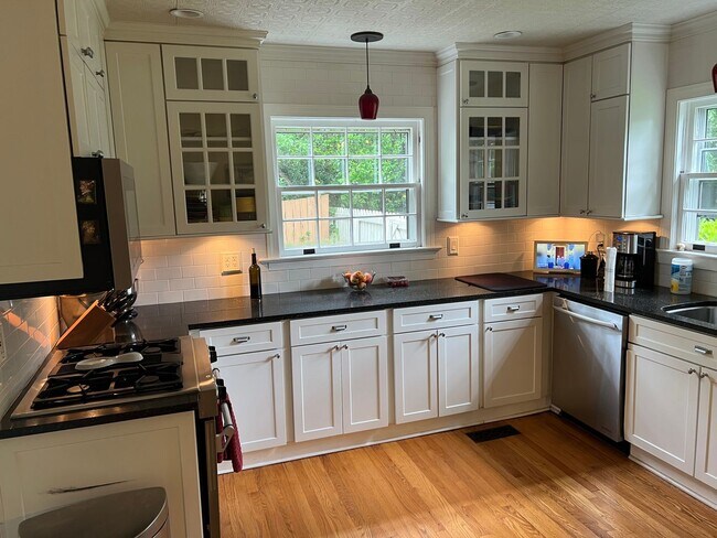 Building Photo - Gorgous 4 Bed 3.3 Bath house in the Sedgef...