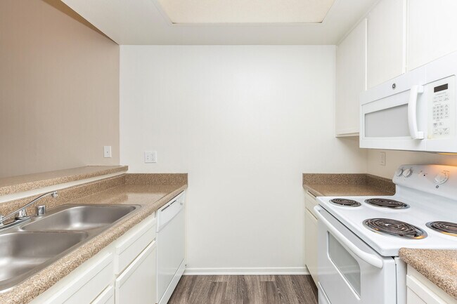 Building Photo - Emerald Court Apartment Homes