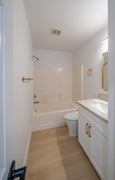 Building Photo - 504 Lacabana Beach Drive