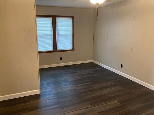 Building Photo - 3 bed 1 bath home for rent
