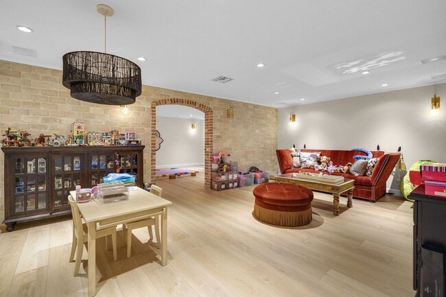 Building Photo - 23255 Mariposa De Oro St