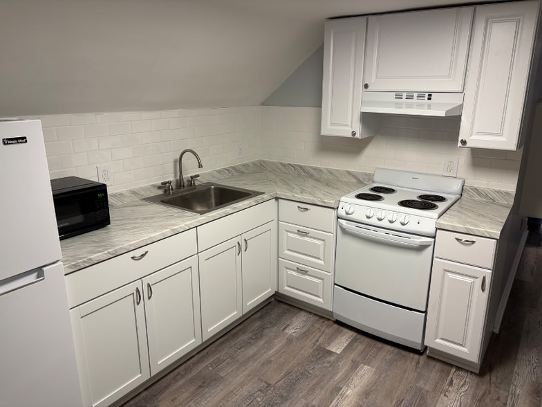 Building Photo - 210 County St