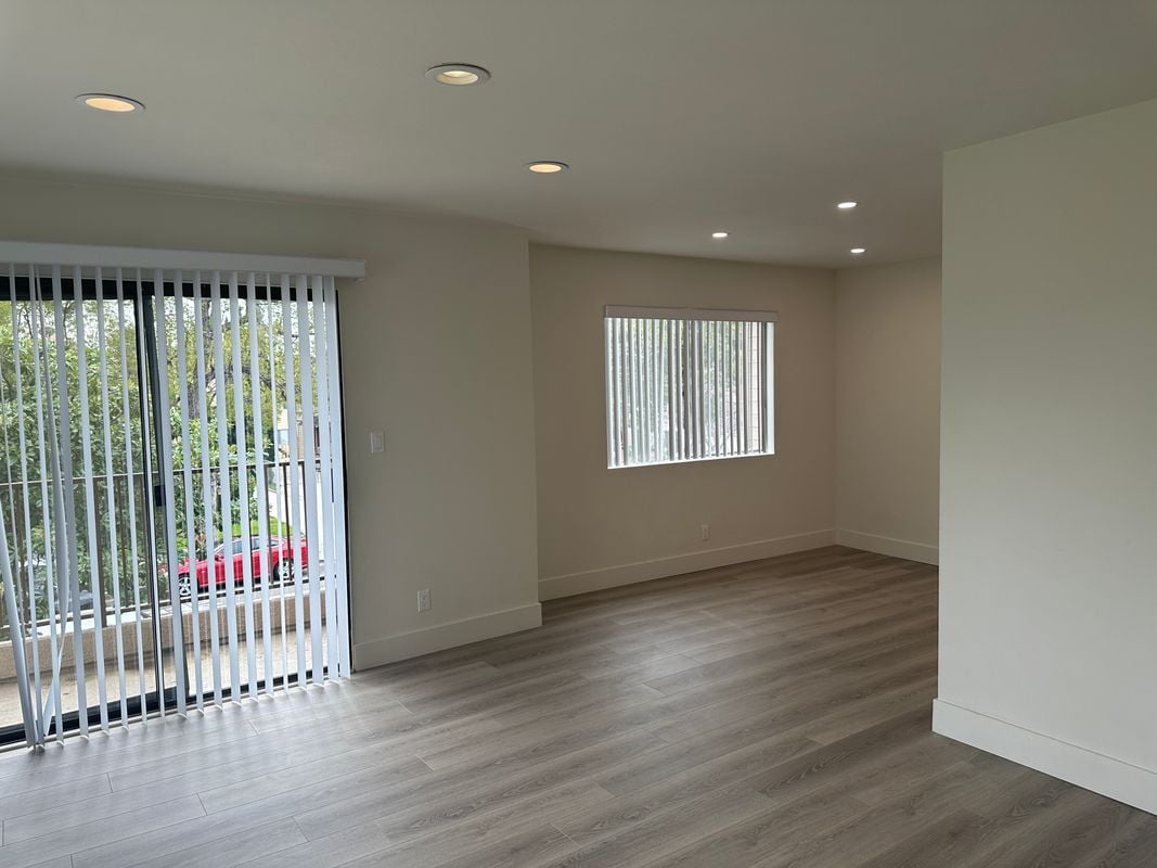 Building Photo - 219 E Maple St