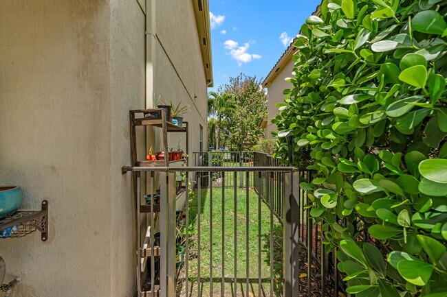 Building Photo - 10652 Ivanhoe Ln