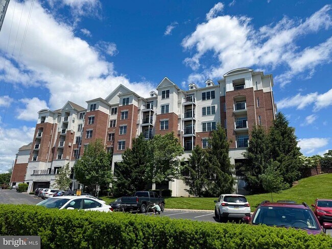 Building Photo - 350 W Elm St