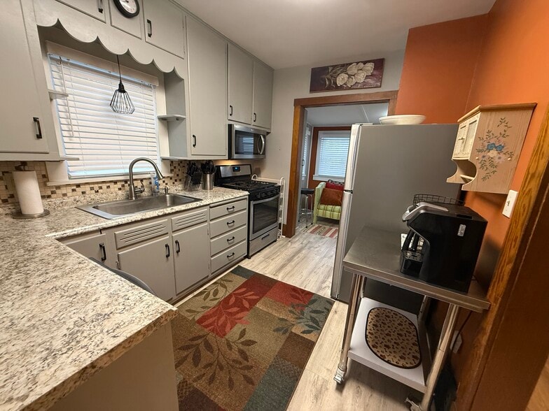 Building Photo - 852 Aetna St