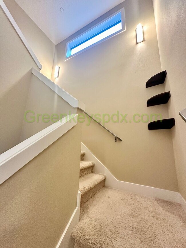 Building Photo - Gorgeous, Custom-designed 4-Bedroom Contemporary Townhouse on 3 Levels