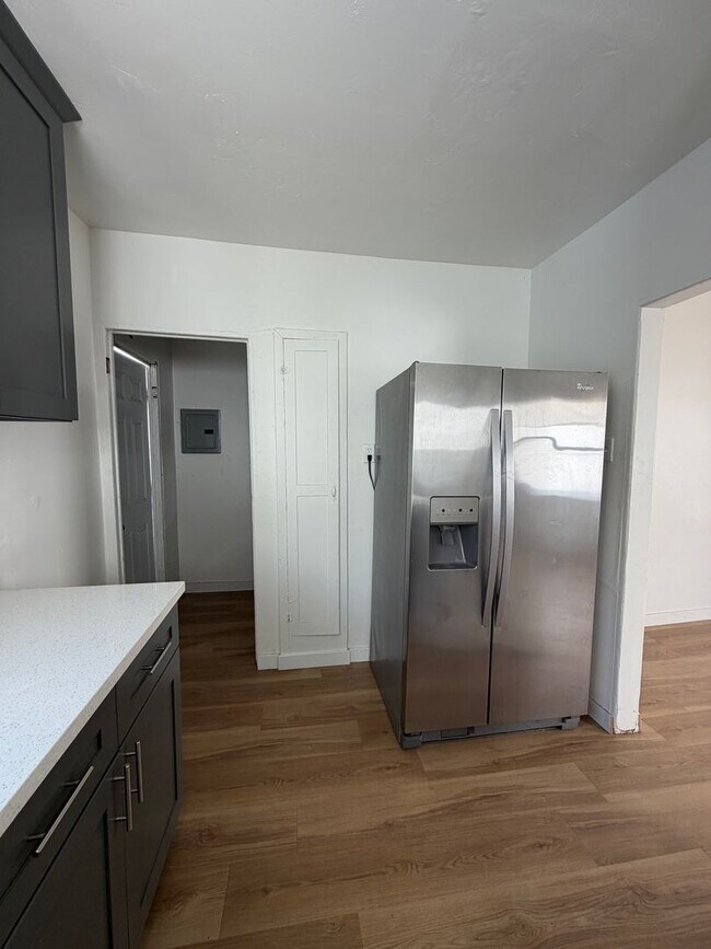 Building Photo - Newly Renovated 1 Bedroom in West Adams