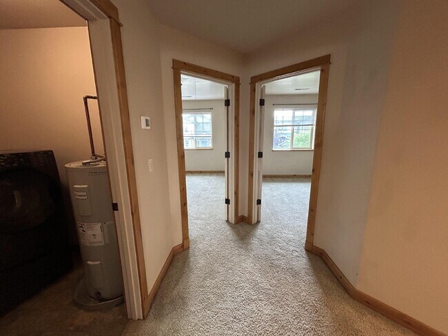 Building Photo - "Luxurious 3-Bed, 3-Bath Townhouse with Fi...