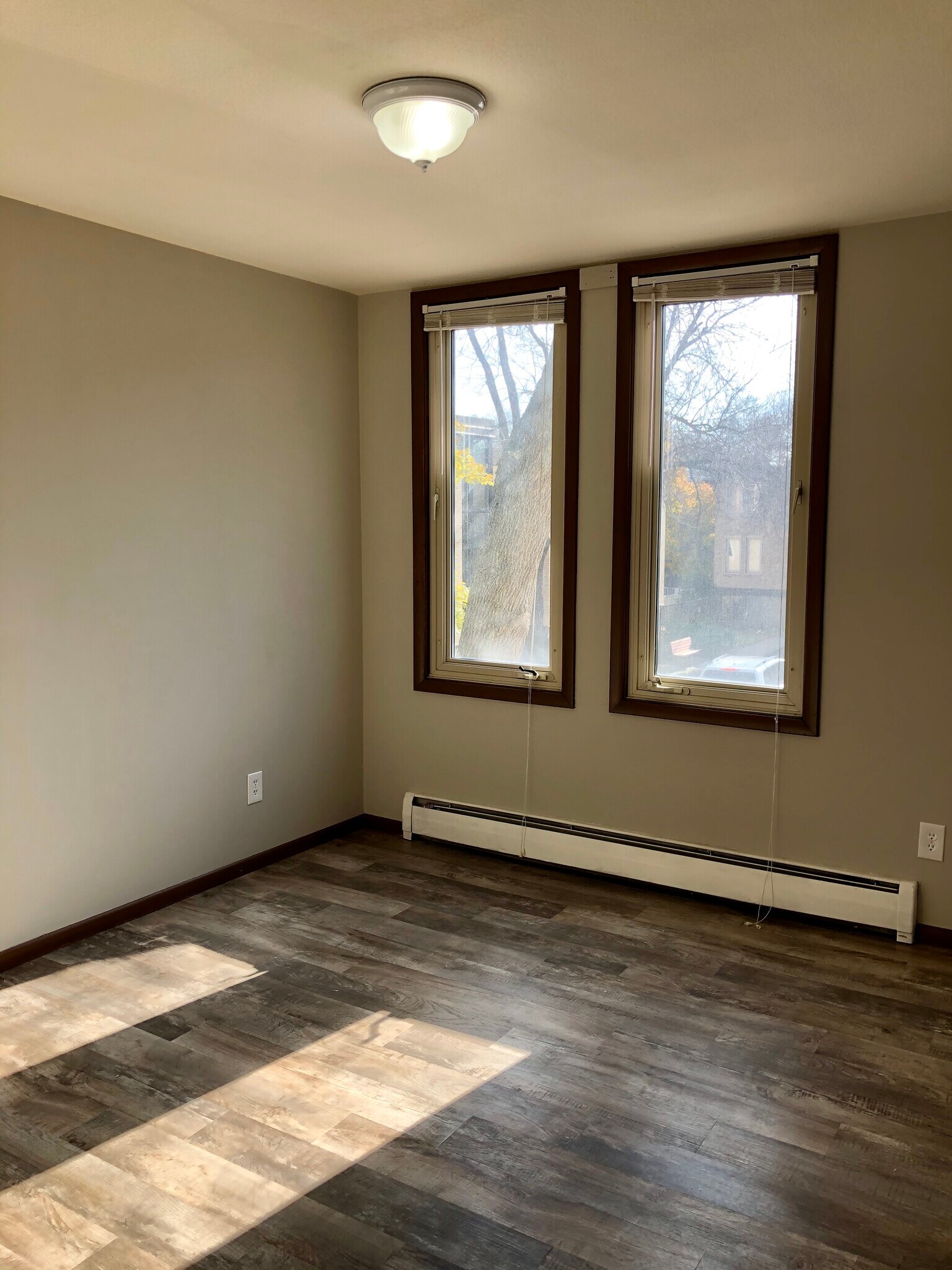 Building Photo - 4014 15th Ave S