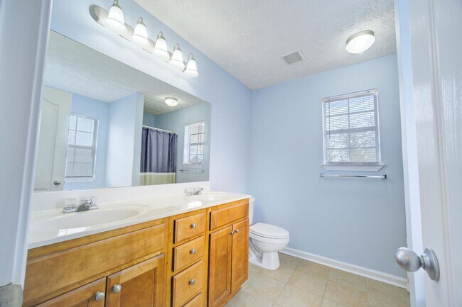 Building Photo - 3 Bedroom with a Fabulous Florida Room in Crestview!