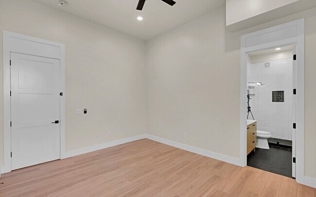 Building Photo - Beautiful 3 bedroom / 3 bath house available now!