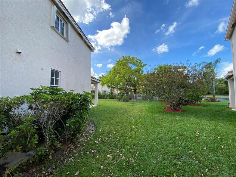 Building Photo - 1647 Sandpiper Cir