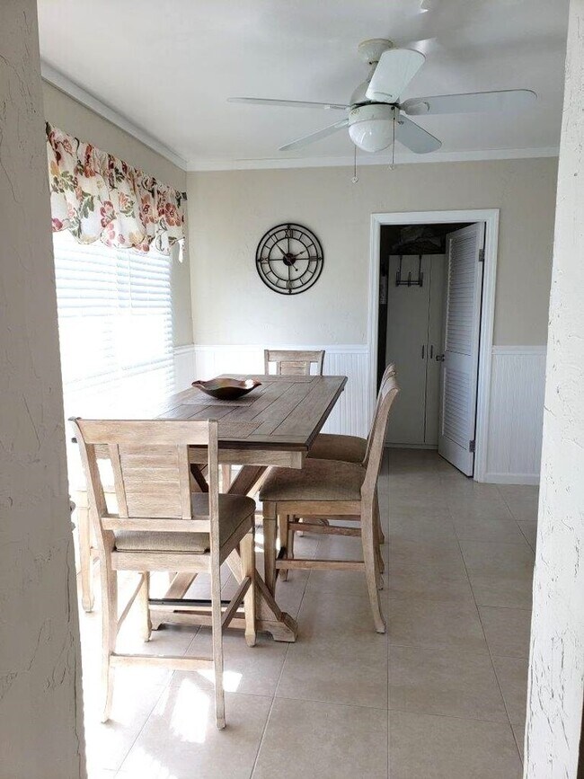 Building Photo - 2BR/2BA Venice Island Duplex Available April 2026