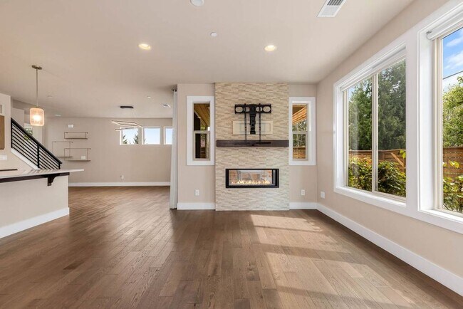 Building Photo - Beautiful Home in Kirkland with 2-Car Garage and Outdoor Patio!
