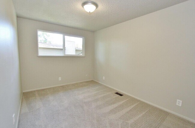 Building Photo - Spacious Home in Quiet Neighborhood