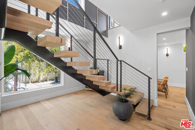 Building Photo - 656 California Ave