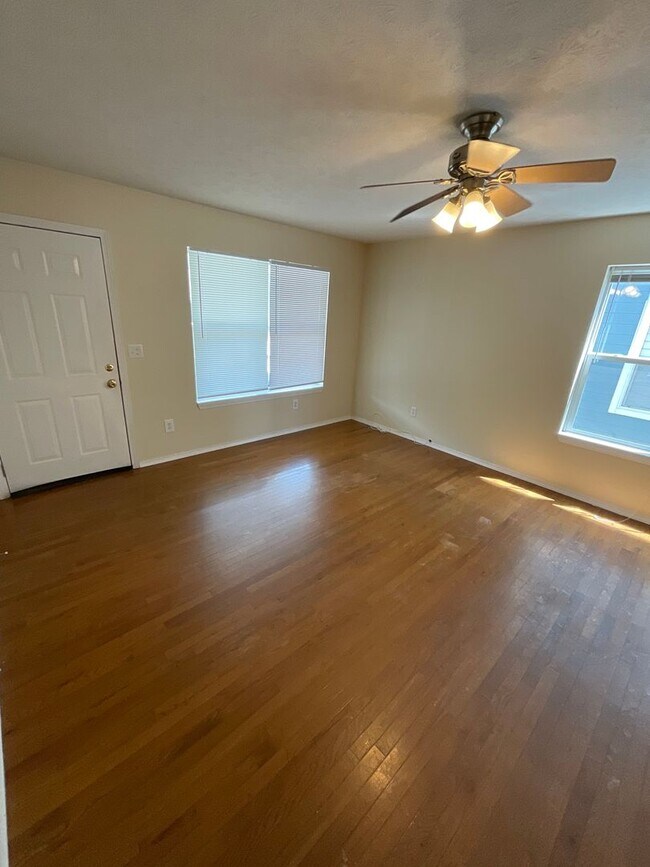 Building Photo - ***AVAILABLE AUGUST 2027*** 4 bed, 2 bath house LARGE GROUP OPTION : 18- 20!