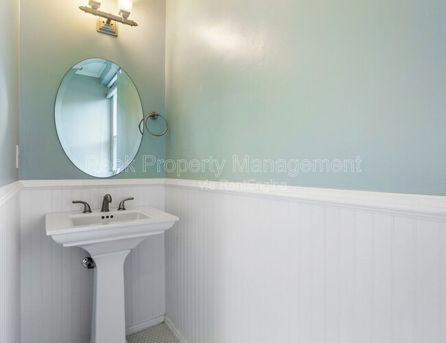 Building Photo - 212 E Clay St