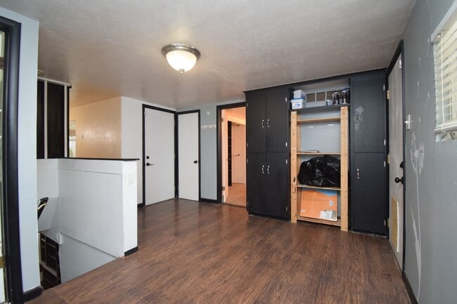 Building Photo - Bright Midvale 3 Bed – Near Fashion Place & Fort Union!!!