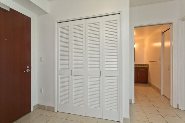 Building Photo - 909 Kapiolani Blvd