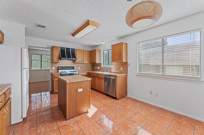 Building Photo - 2923 Norfolk Dr