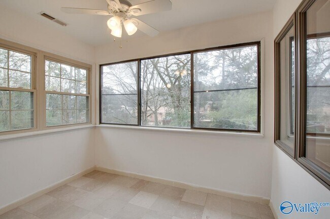 Building Photo - 2700 Briarwood Dr SE