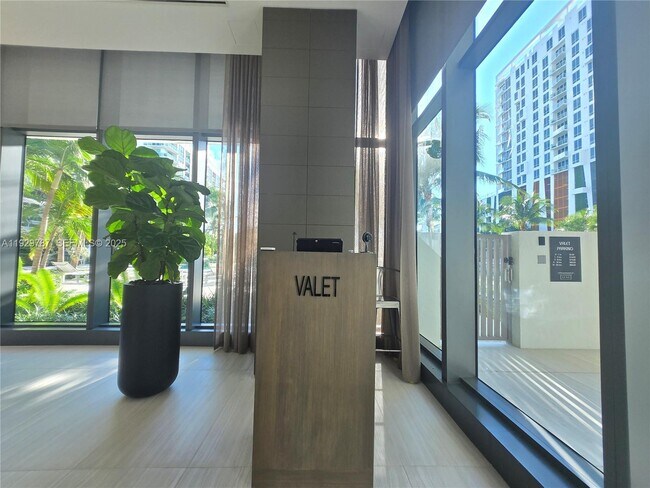 Building Photo - 460 NE 28th St