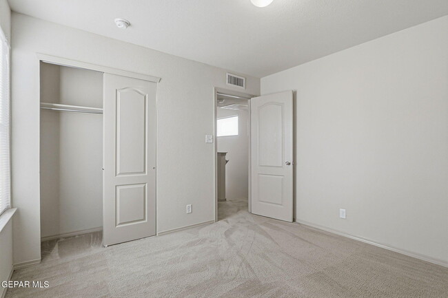 Building Photo - 2328 Honey Dew St